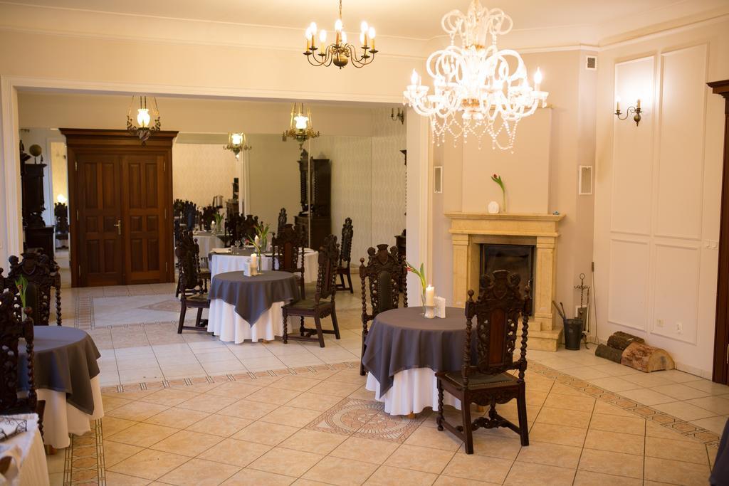 Palac Jablonowo Bed & Breakfast Ujscie Ngoại thất bức ảnh
